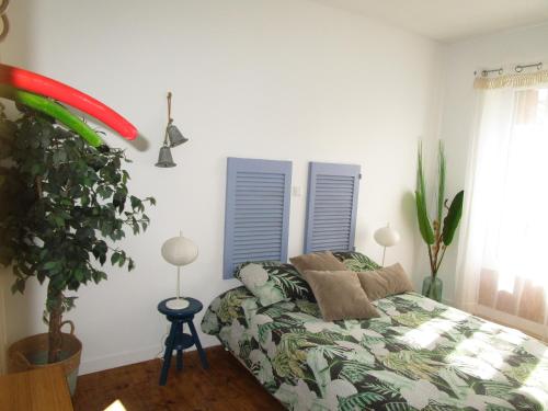 Säng eller sängar i ett rum på Appartement Rez de chaussée Résidence les Oliviers