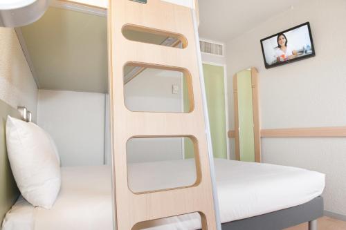 Двухъярусная кровать или двухъярусные кровати в номере ibis budget Goussainville Charles de Gaulle