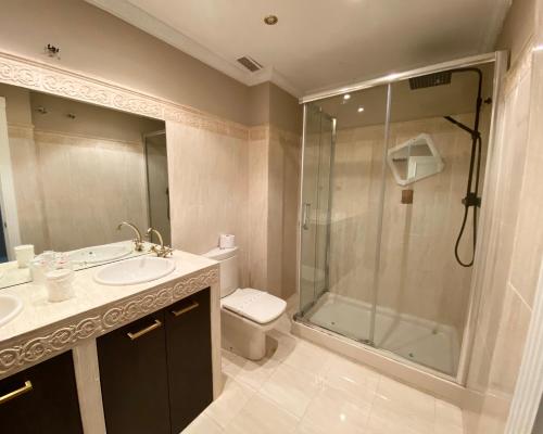 uma casa de banho com um chuveiro, um lavatório e um WC. em Villa OLYMPIA em Castro-Urdiales