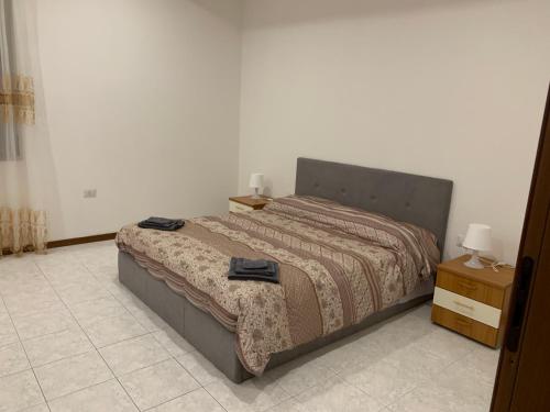 - une chambre avec un lit et 2 serviettes dans l'établissement Casetta Genneria, à Seùlo