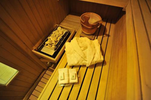 uma vista superior de uma sauna com toalhas e uma bandeja de comida em Holiday Inn Skopje, an IHG Hotel em Skopje