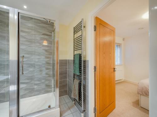 Łazienka z prysznicem i szklanymi drzwiami w obiekcie Carey w mieście Eastchurch