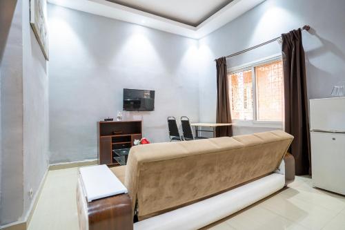 ein Wohnzimmer mit einem Sofa und einem Tisch in der Unterkunft Aparthotel Madeleine in Antananarivo