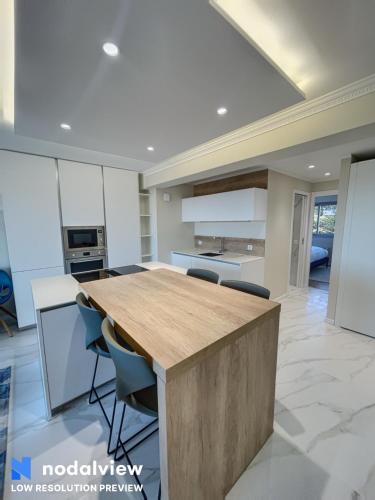 une cuisine avec un comptoir en bois dans une pièce dans l'établissement Cannes Appartement 3 pièces vue mer, à Cannes