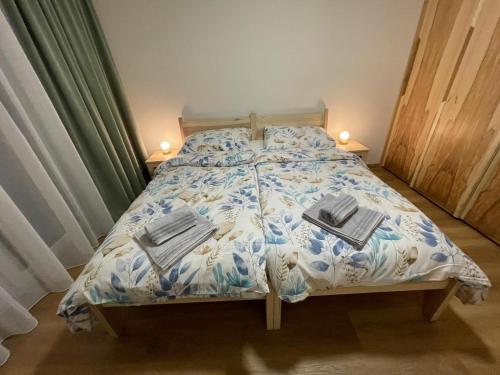 um quarto com uma cama com uma colcha azul e branca em Apartmán Thermal Park 