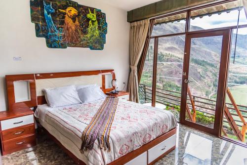 庫斯科的住宿－Altar Inca Hotel Mirador，一间卧室设有一张床和一个大窗户
