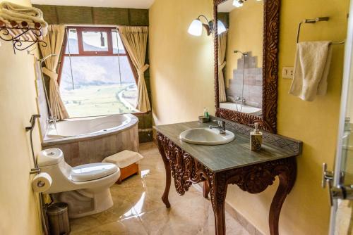 y baño con bañera, aseo y lavamanos. en Altar Inca Hotel Mirador, en Cusco