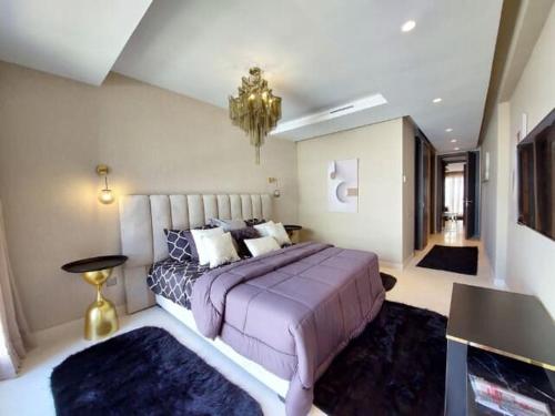 1 dormitorio con 1 cama grande y 2 alfombras en Appartement Lux Safi en Safi