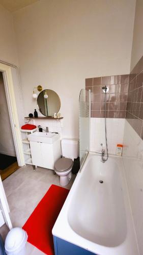 une salle de bain avec une baignoire, des toilettes et un lavabo dans l'établissement Le Fontenelle Appartement hyper centre par beds76, à Rouen
