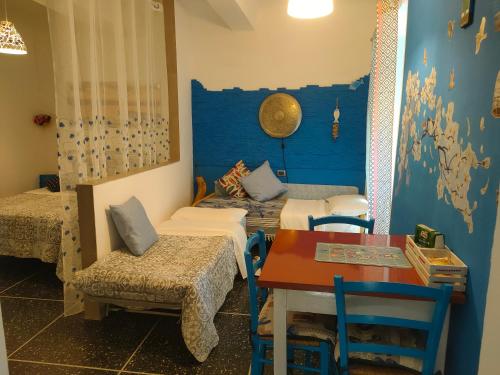 um quarto com duas camas e uma mesa e uma mesa e cadeiras em La casa di Zahra em Riccò del Golfo di Spezia