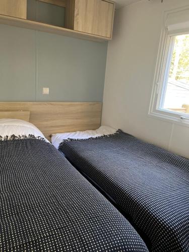 Un pat sau paturi într-o cameră la mobhilhome saint brevin