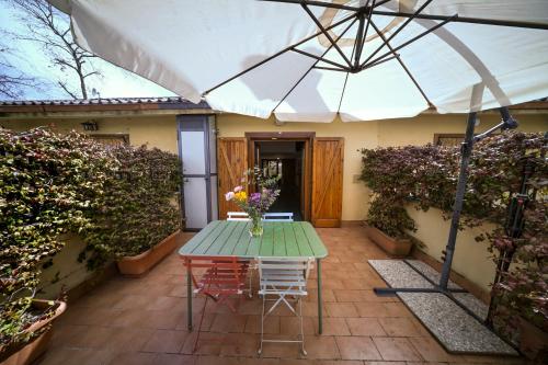 a patio with a table and an umbrella at Profumo di Bosco in Spoleto