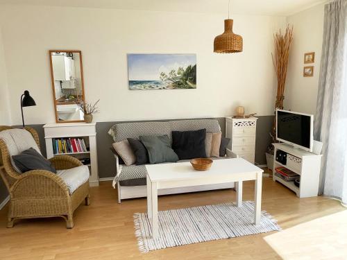 TV a/nebo společenská místnost v ubytování Gemütliche 2 Zi-FeWo mit Terrasse, Strandnähe, WIFI