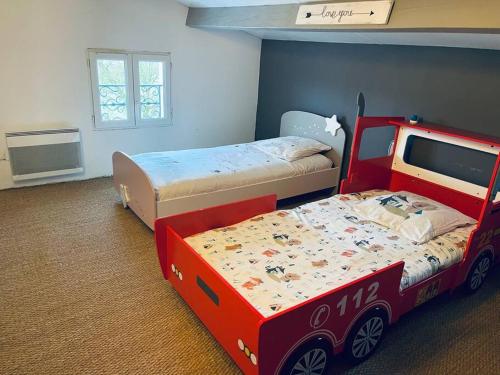 1 dormitorio con 2 camas y 1 camioneta en Jolie Maison de vacance confort, en Boudy