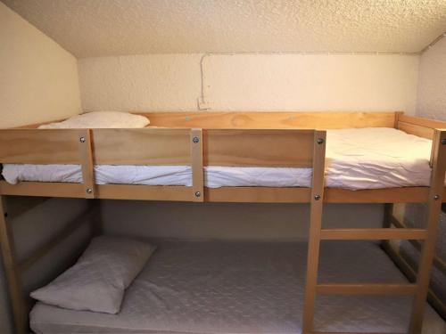 two bunk beds in a small room at Appartement Auris, 2 pièces, 4 personnes - FR-1-297-65 in Auris