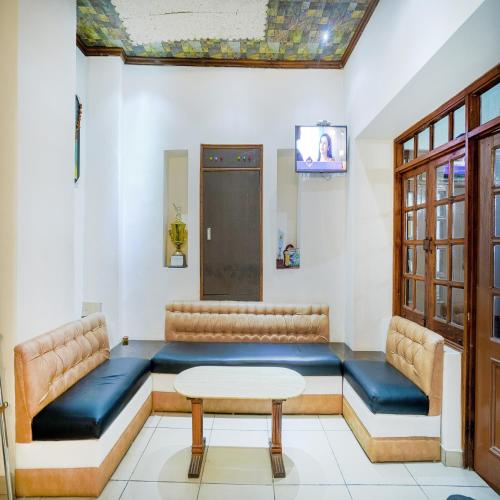 a waiting room with two chairs and a table at Pax Hotel Ark 150 meters from Mall Road in Dalhousie