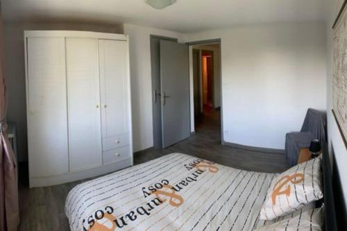 - une chambre avec un grand lit avec des orangeoglyps dans l'établissement Gîte le Tilleul, à Les Farges