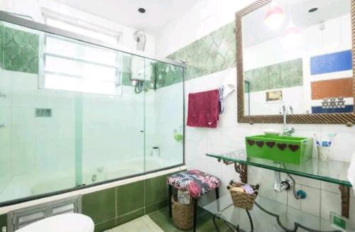y baño con ducha de cristal y aseo. en Casa da Floresta, en Río de Janeiro