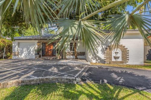 a palm tree in front of a house at Hollywood Beach Exquisite 4-bed 3-bath Villa in Hollywood