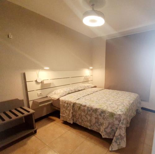 una camera con letto e luce sul muro di Apartment Caracol a Playa del Ingles