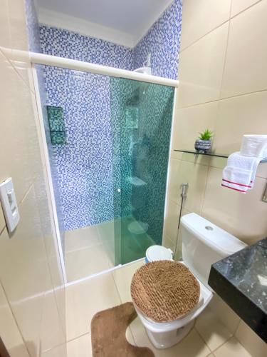 bagno con doccia in vetro e servizi igienici di Refúgio da Ibiapaba a Ubajara