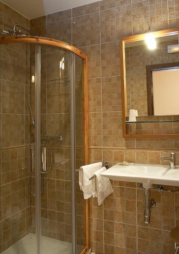 a bathroom with a shower and a sink at Hostal Rural El Tejar in Layos