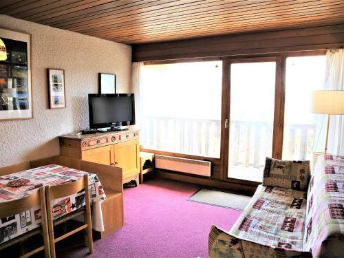 Μια τηλεόραση ή/και κέντρο ψυχαγωγίας στο Appartement lumineux 2 pièces, au pied des pistes - Auris en Oisans - FR-1-297-133