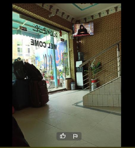 een deur naar een winkel met bagage ervoor bij Hotel Sky Inn in Rawalpindi