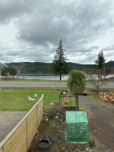 a yard with a fence and a grass field at Foster Lake Inn in Sweet Home