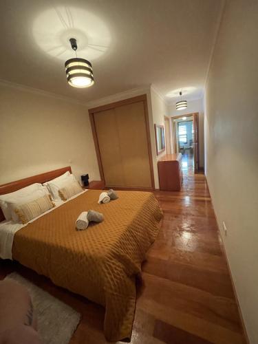 um quarto com uma cama com duas toalhas em Costa Avila 2 em Caniço