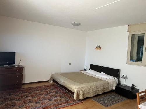 ベッラージョにあるCasinaのベッドルーム(ベッド1台、薄型テレビ付)