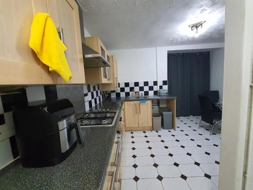 uma cozinha com um fogão e uma bancada em Spacious Double Bedroom Greater Manchester em Middleton