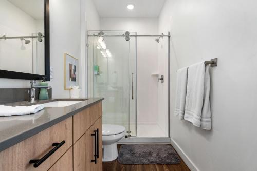O baie la Stunning Modern Luxury Townhome in Central Locale