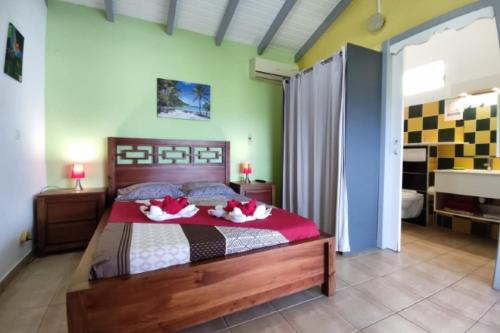 Ένα ή περισσότερα κρεβάτια σε δωμάτιο στο Bungalow with sea view in Deshaies
