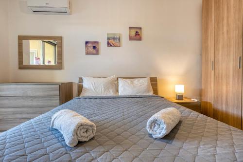 Una cama o camas en una habitación de Entire Apartment for your Holiday