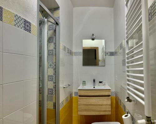 bagno con lavandino e specchio di 'A Room de' Scugnizzi a Napoli