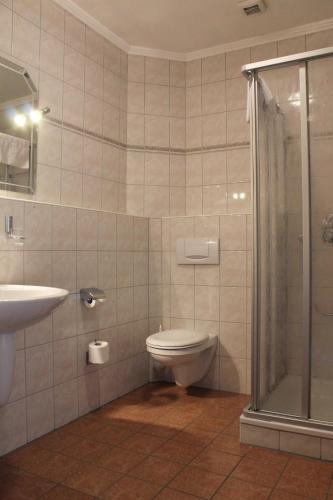 Bilik mandi di Hotel garni Haaster Krug Otte