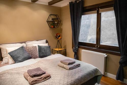 1 dormitorio con 1 cama con 2 toallas en Kingsdale Farm Guest House, en Jásd