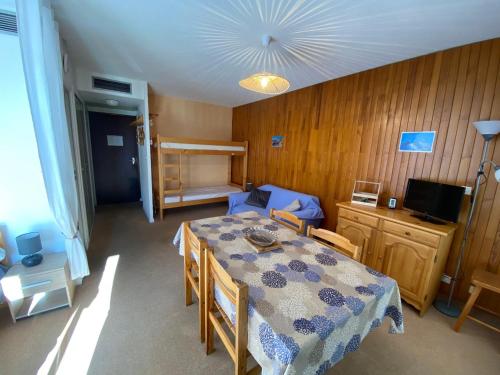 une salle à manger avec une table et un lit dans l'établissement Studio cosy 4 pers. avec balcon sud, départ ski aux pieds, navette gratuite, à 600m des commerces - FR-1-417-8, à La Toussuire