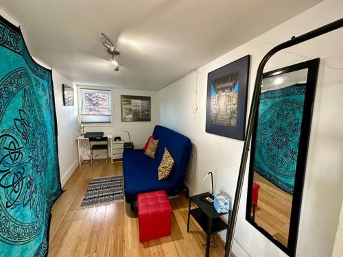 Posezení v ubytování Unique Artsy 2 Bdrm Apt 1.5 mi from Downtown