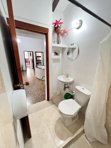 een badkamer met toilet en wastafel bij GREEN DOOR HOSTEL BOUTIQUE in San Gil