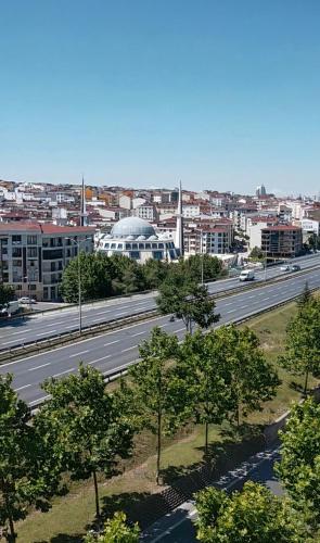 una vista aerea di un'autostrada in una città di شقة مفروشة في اسطنبول Furnished Apartment in Istanbul a Esenyurt