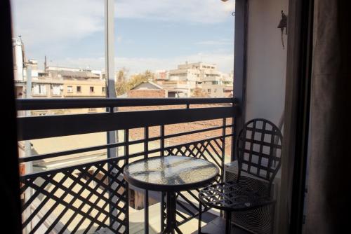 una mesa y una silla en un balcón con vistas en Bella 269, en Santiago