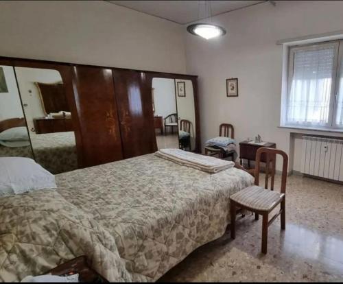 拿坡里的住宿－Holiday naples，一间卧室配有一张大床和一把椅子