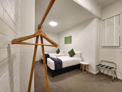 um quarto com uma cama num quarto em U Suites on Webb em Wellington