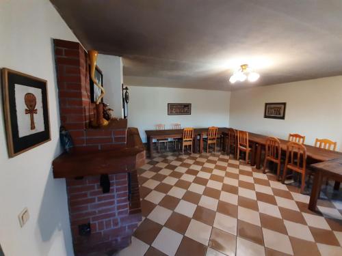 sala de estar con chimenea, mesas y sillas en Ezernieki, en Valka