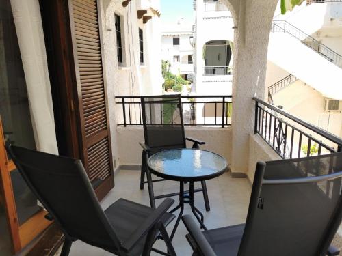 弗拉門戈海灘的住宿－Oleza Garden Village , Apartment Ines，阳台配有桌椅。
