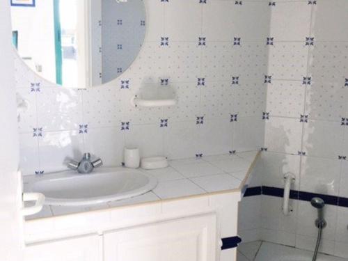 une salle de bain blanche avec un lavabo et un miroir dans l'établissement Superbe villa avec immense terrasse et vue sur mer, à 200m des plages - 2 chambres climatisées - FR-1-100-172, à Cavalaire-sur-Mer