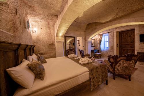 Postel nebo postele na pokoji v ubytování Türkan Cave Hotel