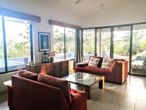 uma sala de estar com dois sofás e uma mesa de centro em Ananda Guesthouse em Balgue